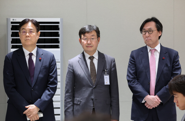 이관섭 신임 대통령 비서실장(왼쪽부터), 성태윤 대통령실 정책실장, 장호진 국가안보실장이 28일 서울 용산 대통령실 청사에서 열린 인사브리핑에 배석하고 있다. 연합뉴스